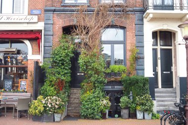 Amsterdam, Hollanda - 17 Şubat 2016, Amsterdam house cephe süslemeleri ve merdiven ile