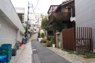 Tokyo, Japonya - 11 Nisan 2016 yolu sakin yerleşim bölgesinde Jiyugaoka Tokyo, Japonya