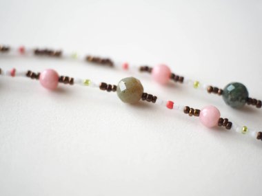 Bilezik ve Kolye : Beyaz arka planda izole edilmiş karışık boncuklar : Bulanık, yumuşak odak