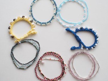 Bilezik ve Kolye : Beyaz arka planda yalıtılmış karışık boncuklar ve metin için fotokopi alanı 