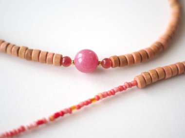 Bilezik ve Kolye : Beyaz arka planda izole edilmiş karışık boncuklar : Bulanık, yumuşak odak