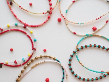 Bilezik ve Kolye : Beyaz arka planda yalıtılmış karışık boncuklar ve metin için fotokopi alanı 