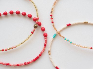 Bilezik ve Kolye : Beyaz arka planda izole edilmiş karışık boncuklar