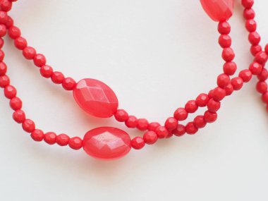 Bilezik ve Kolye : Beyaz arka planda izole edilmiş karışık boncuklar