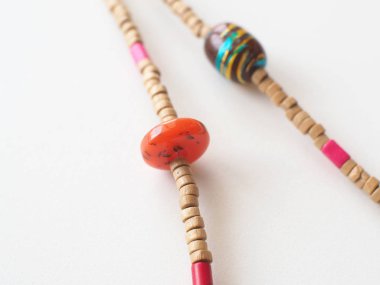 Bilezik ve Kolye : Beyaz arka planda izole edilmiş karışık boncuklar : Bulanık, yumuşak odak