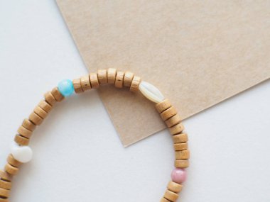 Bilezik ve Kolye : Kahverengi ve beyaz arka plan üzerine karışık ahşap boncuklar