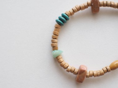 Bilezik ve Kolye : Beyaz arka planda izole edilmiş karışık ahşap boncuklar