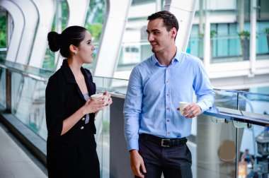 işadamı ve iş kadını stand ve tartışma iş planı şehirde