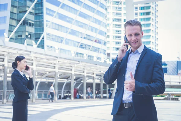 Forretningsmann vise tommel og bruke smarttelefon for å snakke forretninger – stockfoto