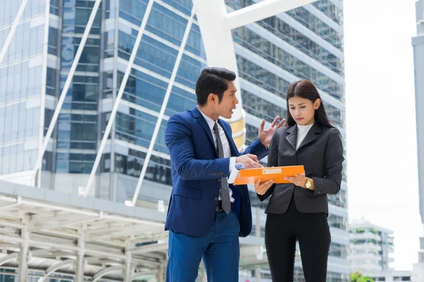 Empresario enojado culpando a secretaria por errores de trabajo en la ciudad — Foto de Stock