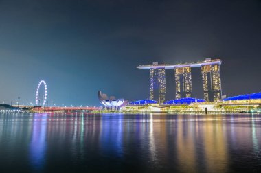 singapur, singapur - 12 Nisan 2019: Marina Bay, Singapur City'nin gece uzun pozlama ışığı ile panoramik arka plan.