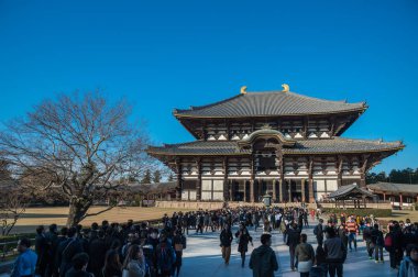 Nara, Japonya - 3 Aralık 2017: Turist Todaiji Temple Hall'a gitmek için Büyük Buda Tatil de Nara, Japonya.