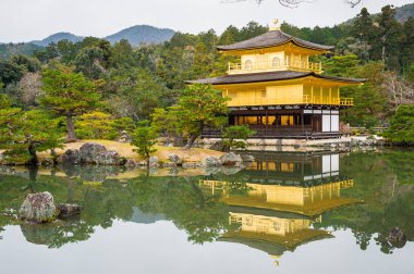 Kinkakuji Tapınağı'nda sonbaharda altın pagoda ve göl yansıması, Kyoto, Japonya.