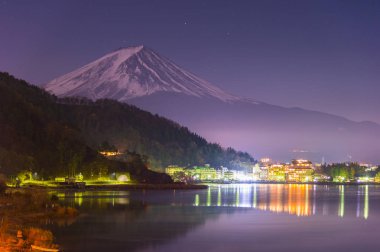 Yamanashi Prefecture, Japonya'dan gece Fuji Dağı ve Kawaguchiko gölünün güzel manzarası.