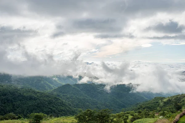 Khao Kho, Phetchabun Eyaleti'nde panoramik manzara dağ ve doğanın bulutlu. Tayland en popüler konumlar biri.