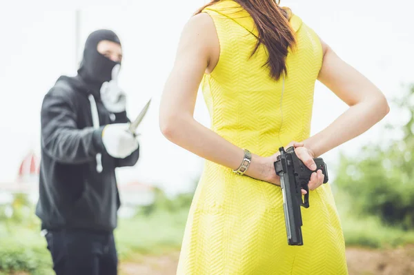 Criminal veya Bandit siyah maske kullanmak para soymaya çalışan ve ona zarar kadın bıçak noktası kullanmak ama kadın ama kadın silah behin, kazanan kavramı, mücadele, gasp sakladı