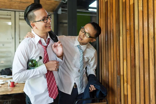 Dos hombre de negocios está borracho y riendo después de beber duro en el restaurante para celebrar el éxito del trabajo. concepto de ganador y éxito empresarial — Foto de Stock