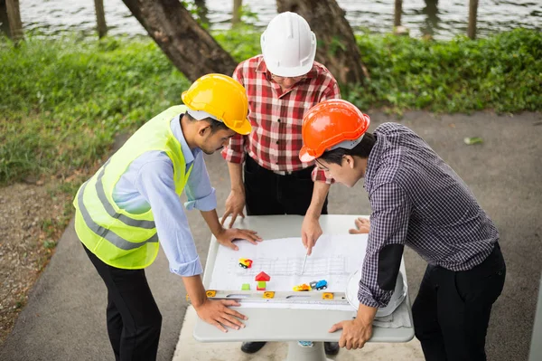 Engenheiro Equipe Construção Vestindo Capacete Segurança Olhando Planta Mesa Eles Fotos De Bancos De Imagens