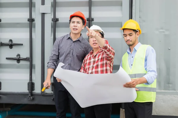 Engenheiro Equipe Construção Vestindo Capacete Segurança Planta Mão Eles Estão Fotos De Bancos De Imagens