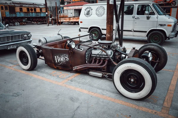 Bangkok, thailand - 26. märz 2017: alter Oldtimer auf dem nachtmarkt, srinakarin road, so heißt der bahnmarkt. — Stockfoto