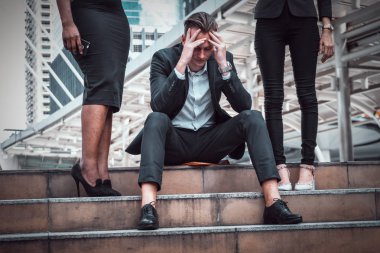 Kafkasyalı işadamı merdivenlerde oturur ve ellerini sıkar. Stres, üzüntü ya da hoşnutsuzluk hissi. İş başarısızlığı ve işsizlik sorunu kavramı.