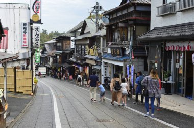 Turistler Naritasan Shinsho ji tapınağına kadar Omotesando Narita Caddesi 'nde yürüyüp alışveriş yapıyorlar. Narita şehrinin en ünlü alışveriş caddesi..