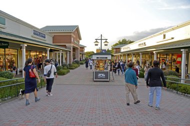 Turistler Gottemba Premium 'da yürüyüş ve alışveriş yapıyorlar. Gotemba Premium Outlets Japonya 'nın en büyük merkezlerinden biridir..