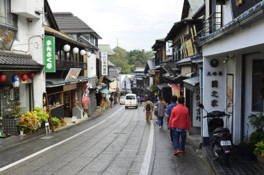 Turistler Naritasan Shinsho ji tapınağına kadar Omotesando Narita Caddesi 'nde yürüyüp alışveriş yapıyorlar. Narita şehrinin en ünlü alışveriş caddesi..