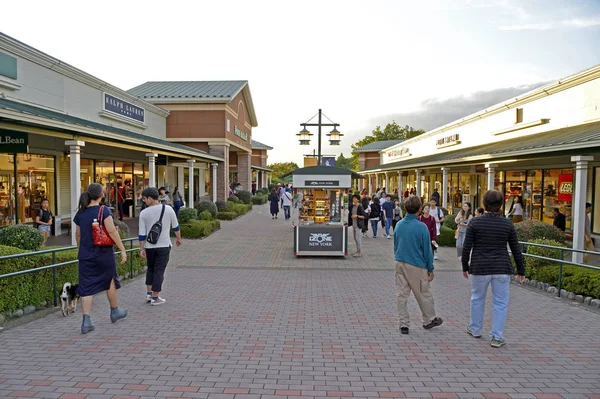 Turistler Gottemba Premium 'da yürüyüş ve alışveriş yapıyorlar. Gotemba Premium Outlets Japonya 'nın en büyük merkezlerinden biridir..