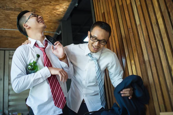 Dos hombre de negocios está borracho y riendo después de beber duro en el restaurante — Foto de Stock