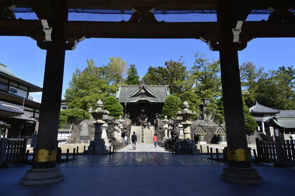 Вход в храм Наритасан Синсёдзи в городе Нарита для японцев и иностранных путешественников посещение и молитва ангела в префектуре Тиба . — стоковое фото