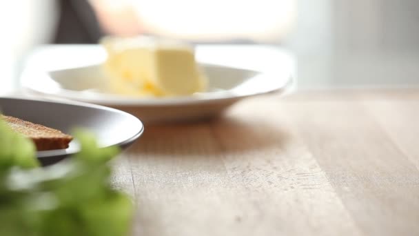 Frauenhände Verteilen Butter Auf Brot — Stockvideo