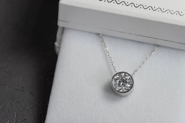 Бриллиантовый Кулон Ожерелье Подвеской — стоковое фото