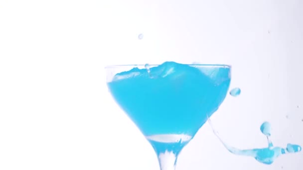 Ледяной Куб Падающий Голубой Коктейль — стоковое видео