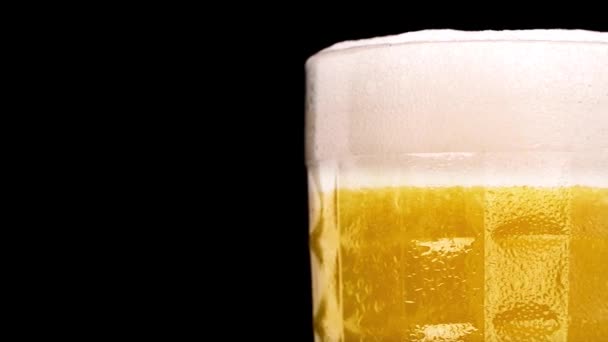 Großaufnahme Von Glas Mit Frischem Bier — Stockvideo