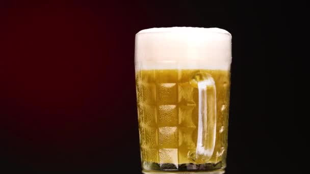 Großaufnahme Von Glas Mit Frischem Bier — Stockvideo