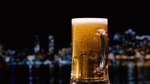 夜の街の背景にビールを注ぐ — ストック動画
