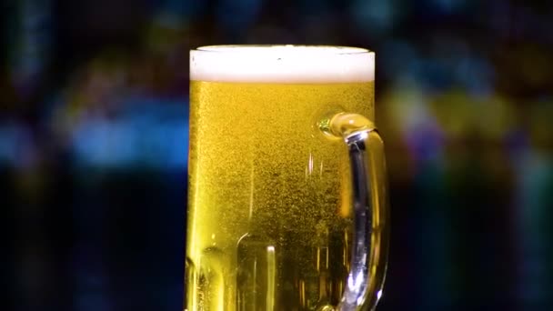 Glas Bier Achtergrond Van Night City — Stockvideo