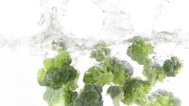 Skivad Broccoli Faller Vatten — Stockvideo