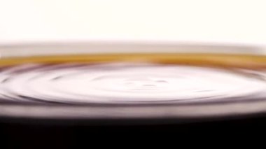 Bir fincan kahveye dökülen damlaya yakın çekim 