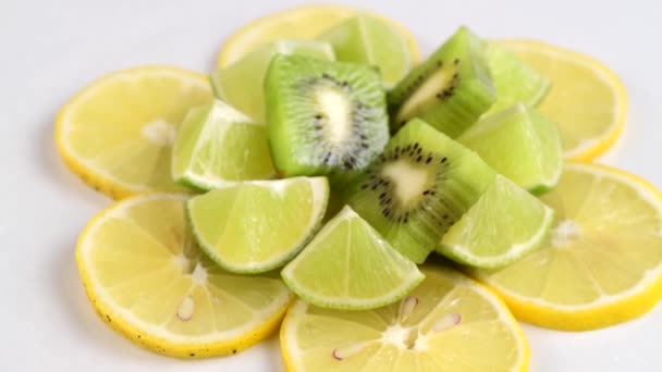 Skivad Tropisk Frukt Lime Citron Och Kiwifrukter — Stockvideo