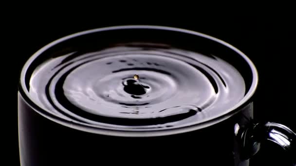 在黑色背景下 滴落在咖啡杯中的特写 — 图库视频影像