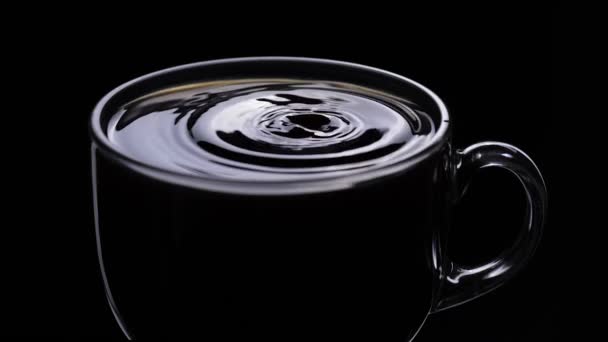 Nahaufnahme Eines Tropfens Der Vor Schwarzem Hintergrund Eine Tasse Kaffee — Stockvideo