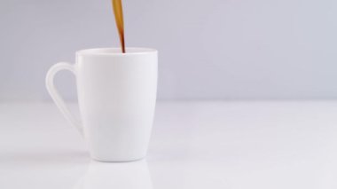 Sıcak kahveyi fincana dök.