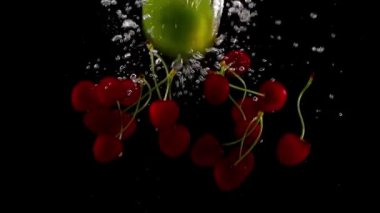 Taze meyve suları suya dökülüyor. 