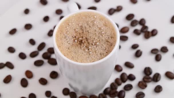 Zalewanie Kawy Kubek Biały — Wideo stockowe