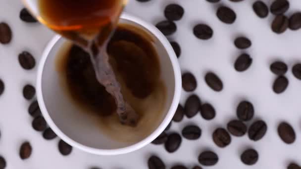 Naléval Kávu Šálku Bílé — Stock video