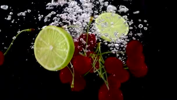 新鲜多汁水果落水 — 图库视频影像