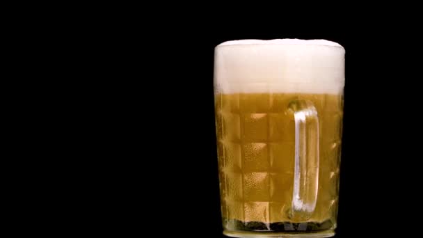 深色背景的玻璃杯啤酒 — 图库视频影像