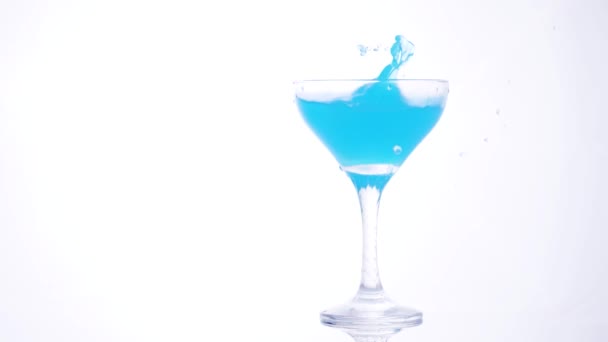 Ledové Kostky Padající Modrého Koktejlu — Stock video